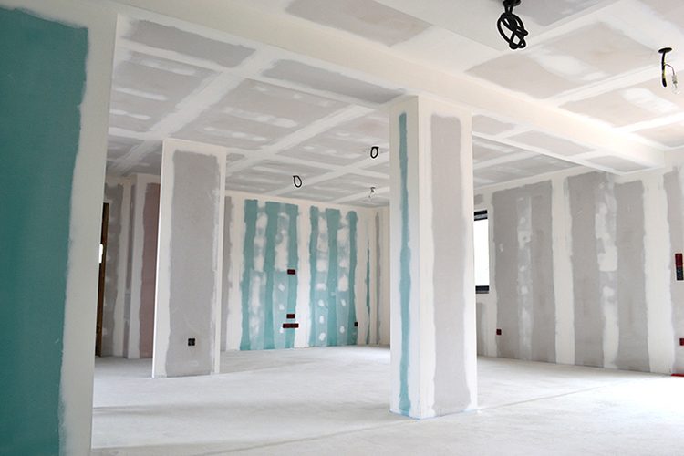 Pose de plaques de plâtre — chantier